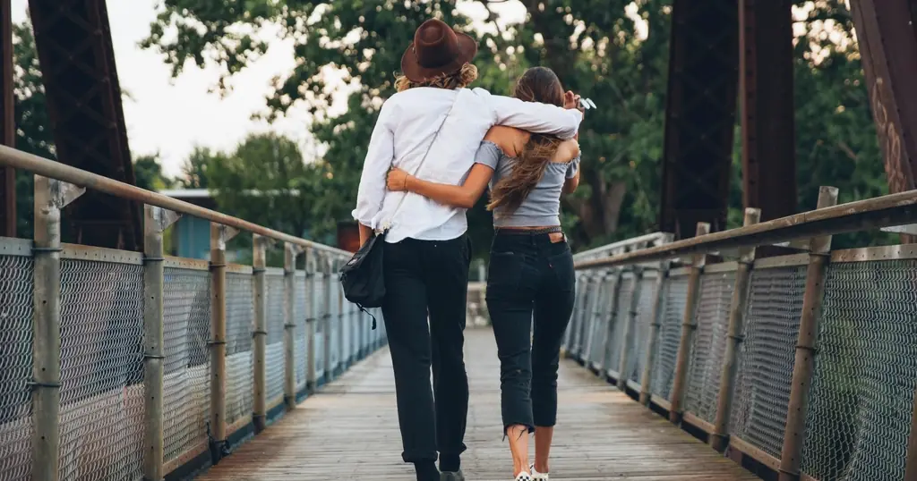 Dating sider i Danmark: et par går arm i arm over en gangbro