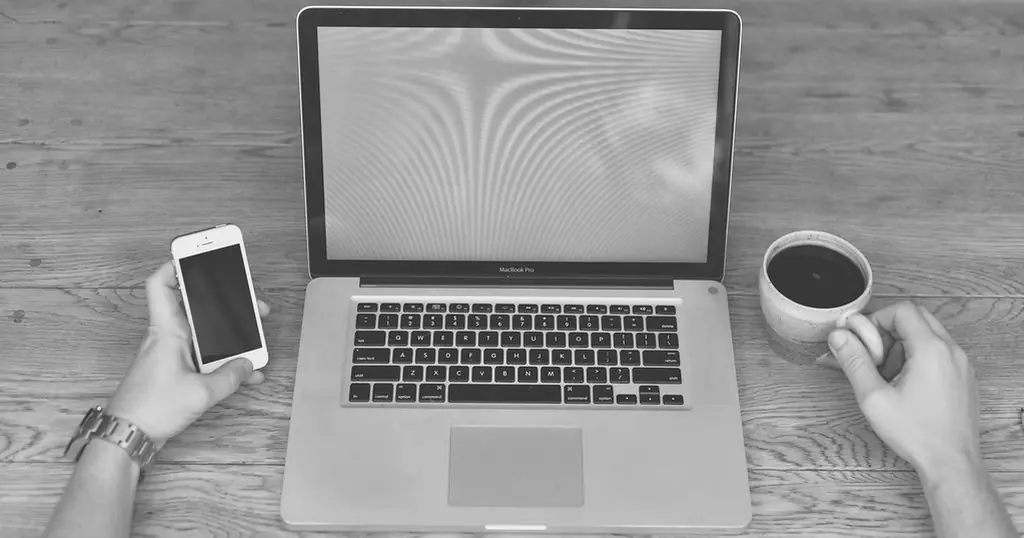 Academic Singles pris: en bærbar computer og en telefon på et bord